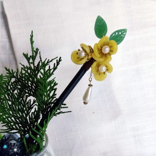Шпилька для волосся на дерев'яній основі "Жовта квітка"